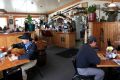 Wnętrze jednego z przydrożnych barów często spotykanych na południu Alaski (fot. Sebastian R. Bielak)